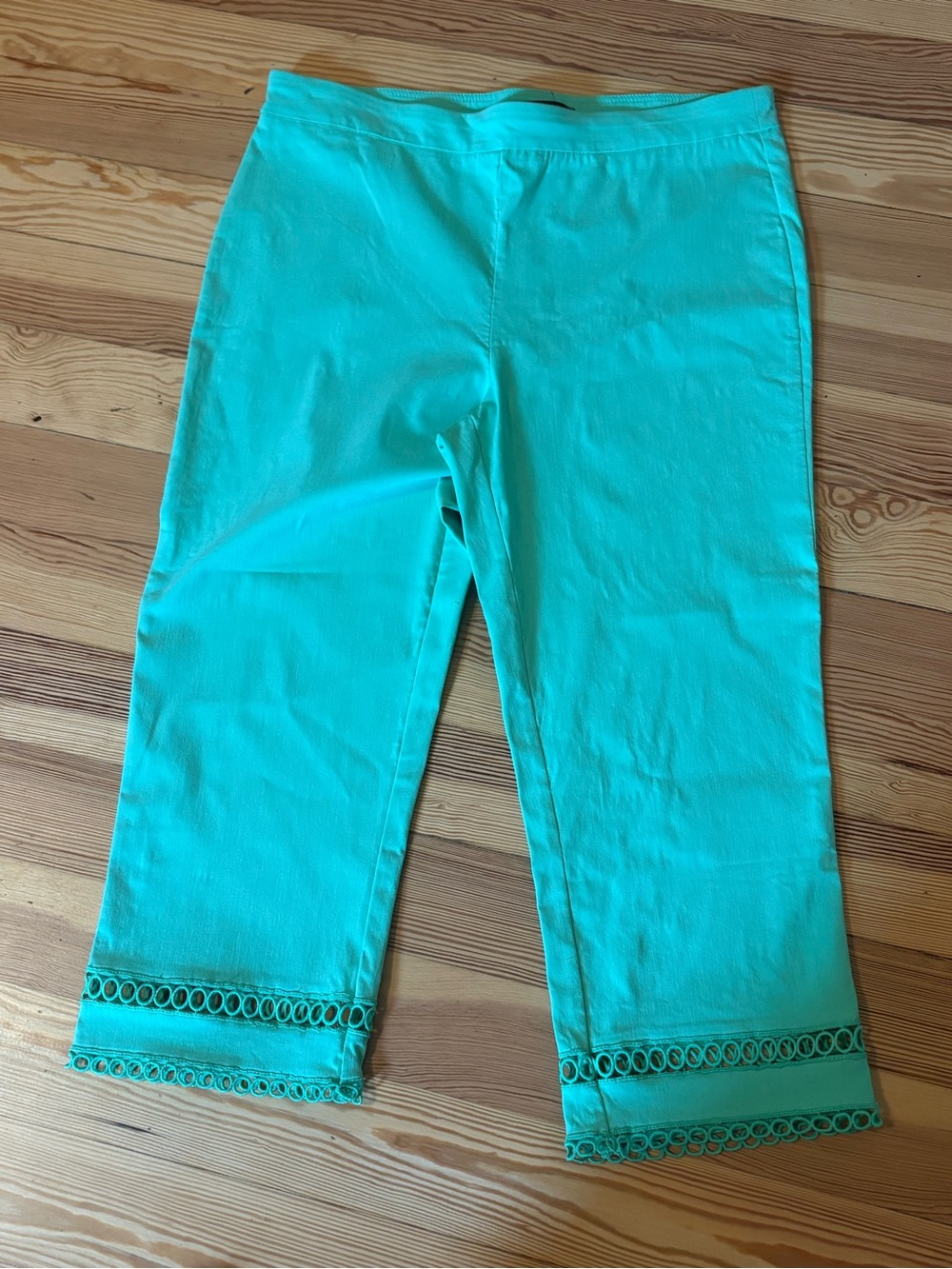 Zac and Rachel Green Crochet-Hem Capris Size 14